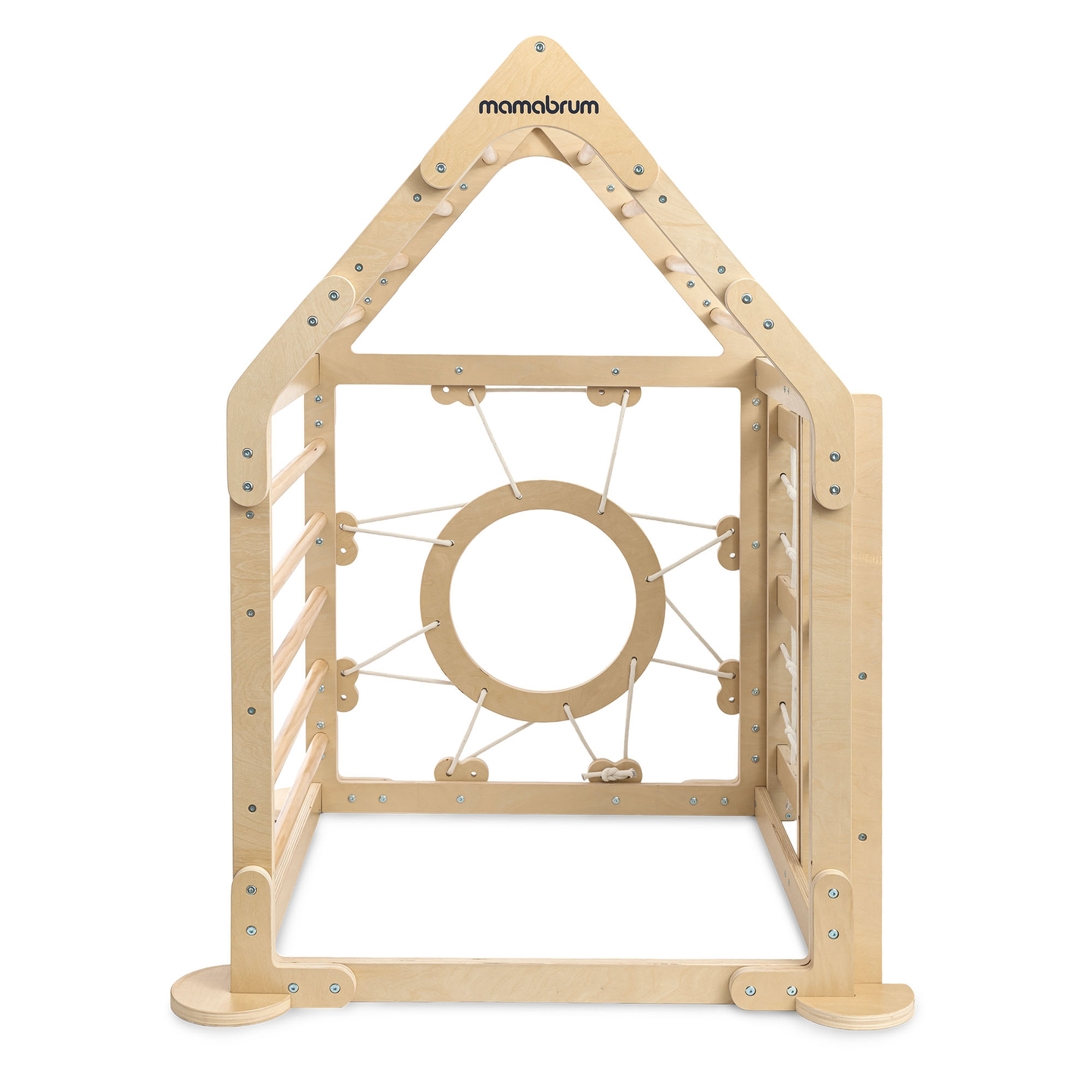 Trälekplats inomhus för barn - ett hus med stegar och en rutschkana