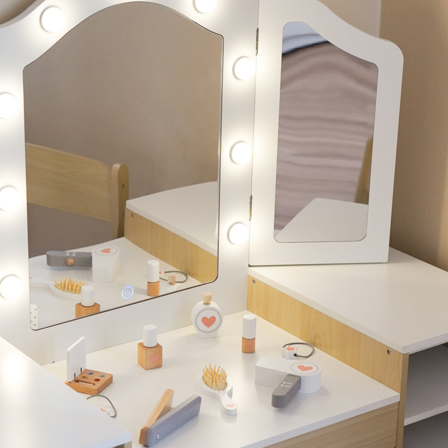 Barnskötbord i trä med stol, tillbehör och LED-belysning