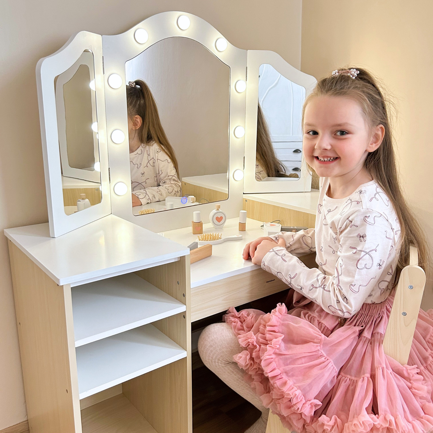 Barnskötbord i trä med stol, tillbehör och LED-belysning