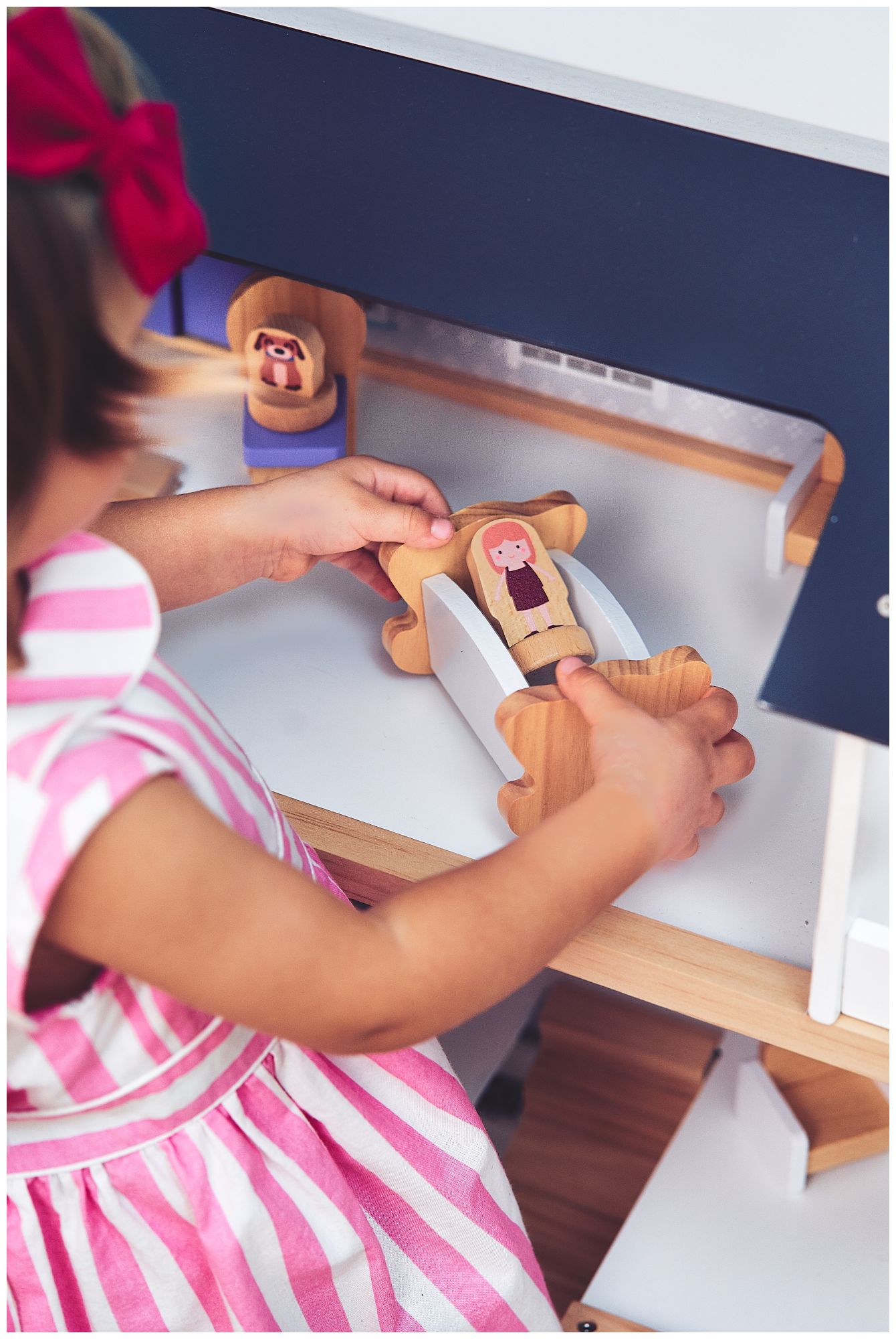 Vitt dockhus i trä med tillbehör 18 st.