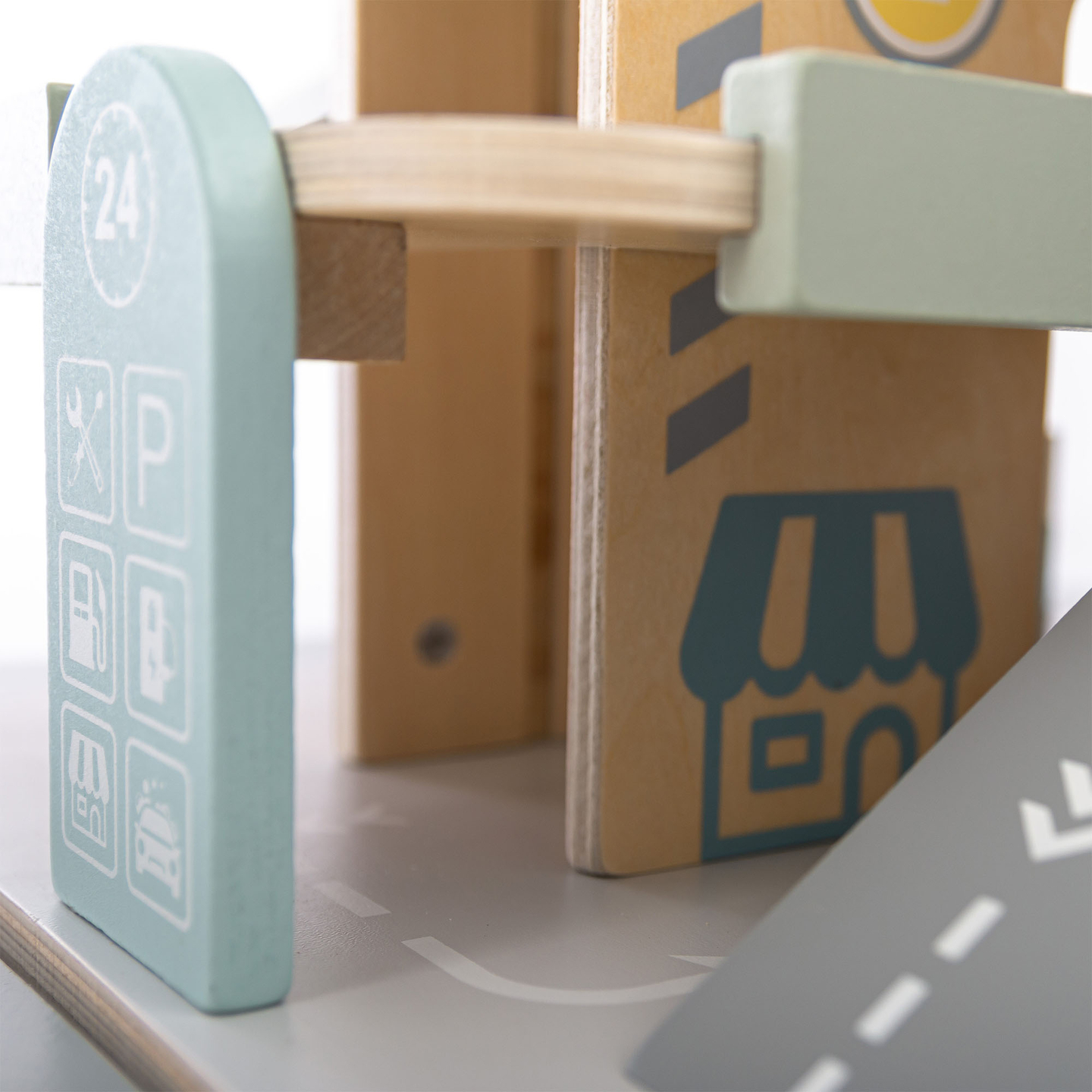 Trägarage i tre våningar för barn med tillbehör – parkeringsplats, bensinstation, biltvätt, helikopter