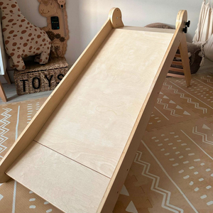 Rutschkana i trä med stege för barn