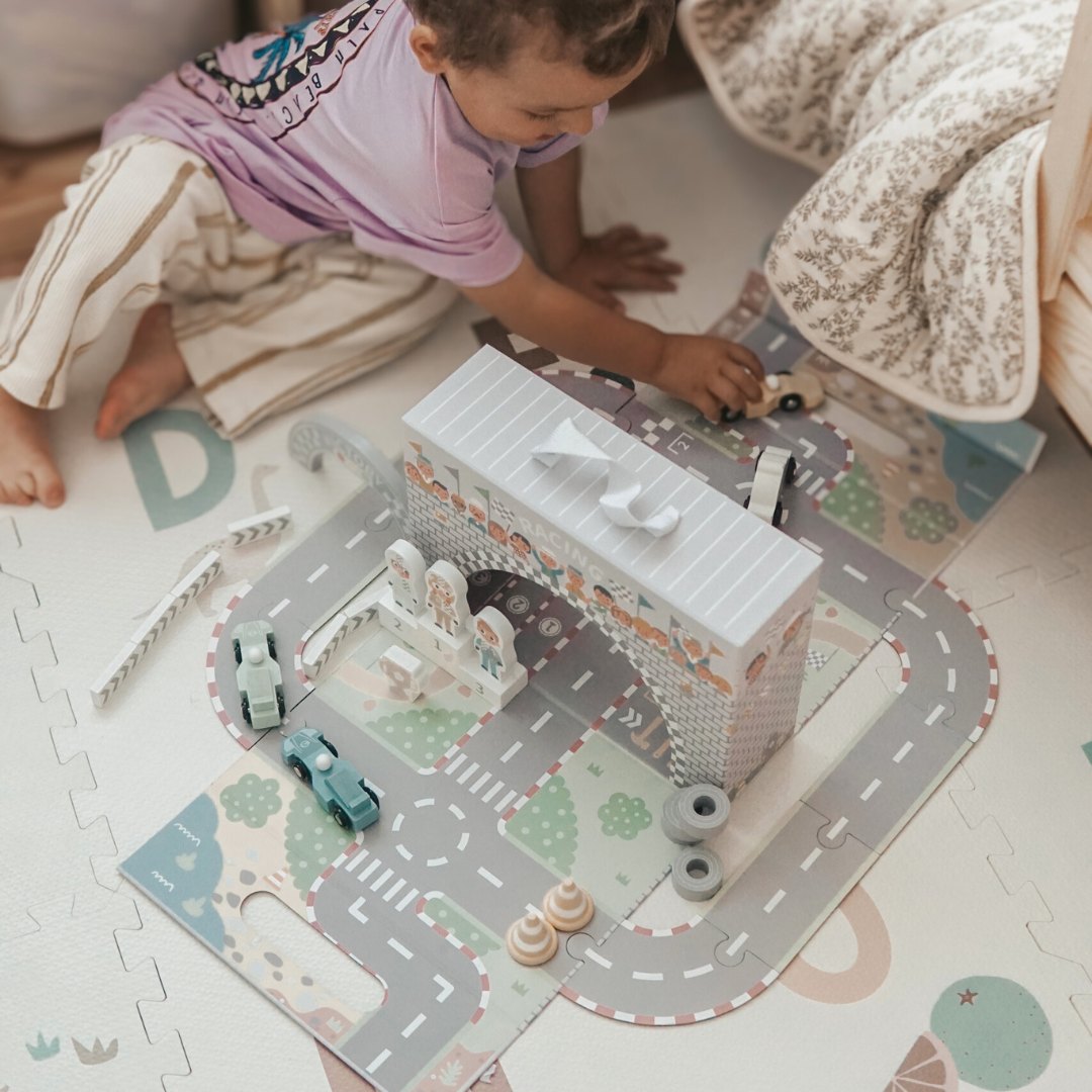 Magnetisk resväska med racerbana, träfordon och vägtillbehör