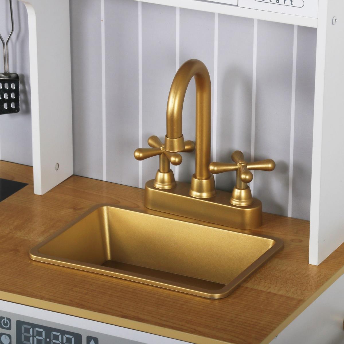 Vitt kök i trä med tillbehör och förkläde