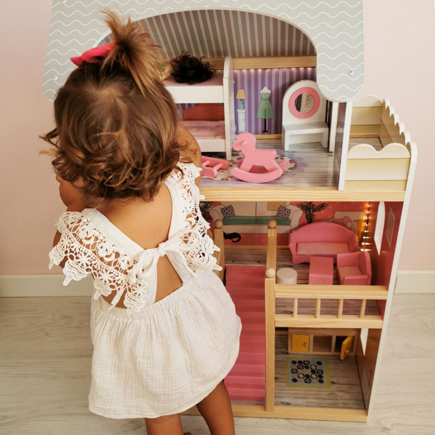 Stort dockhus i trä med 3 våningar, terrass, möbler och LED-belysning!