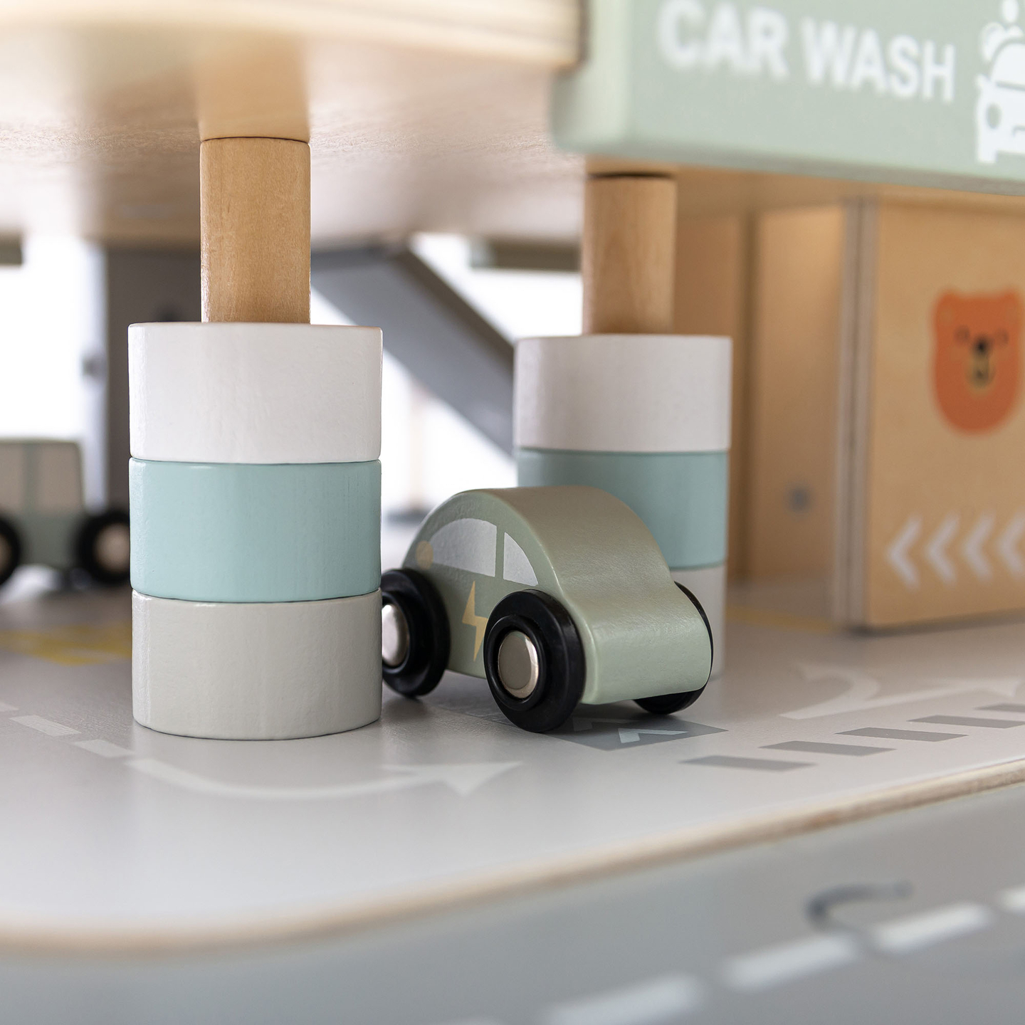 Trägarage i tre våningar för barn med tillbehör – parkeringsplats, bensinstation, biltvätt, helikopter