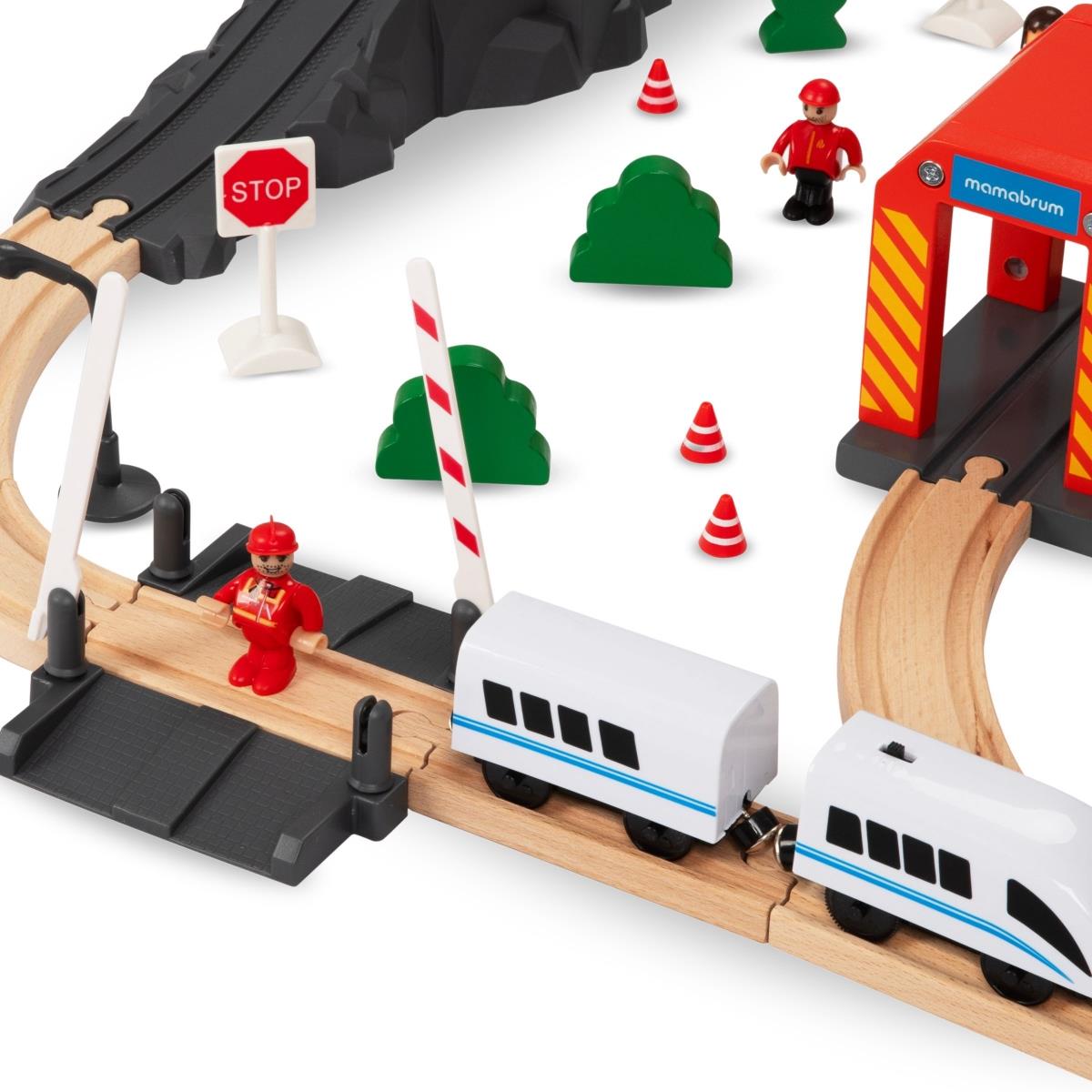 Trätåg, batteridrivet tåg - Brandkår, spår, bilar, broar, bom