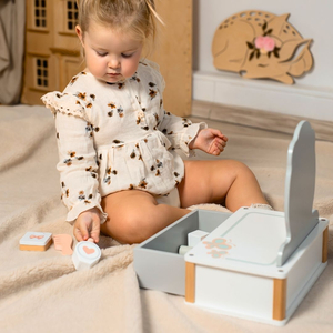 Barnens sminkbord i trä med tillbehör