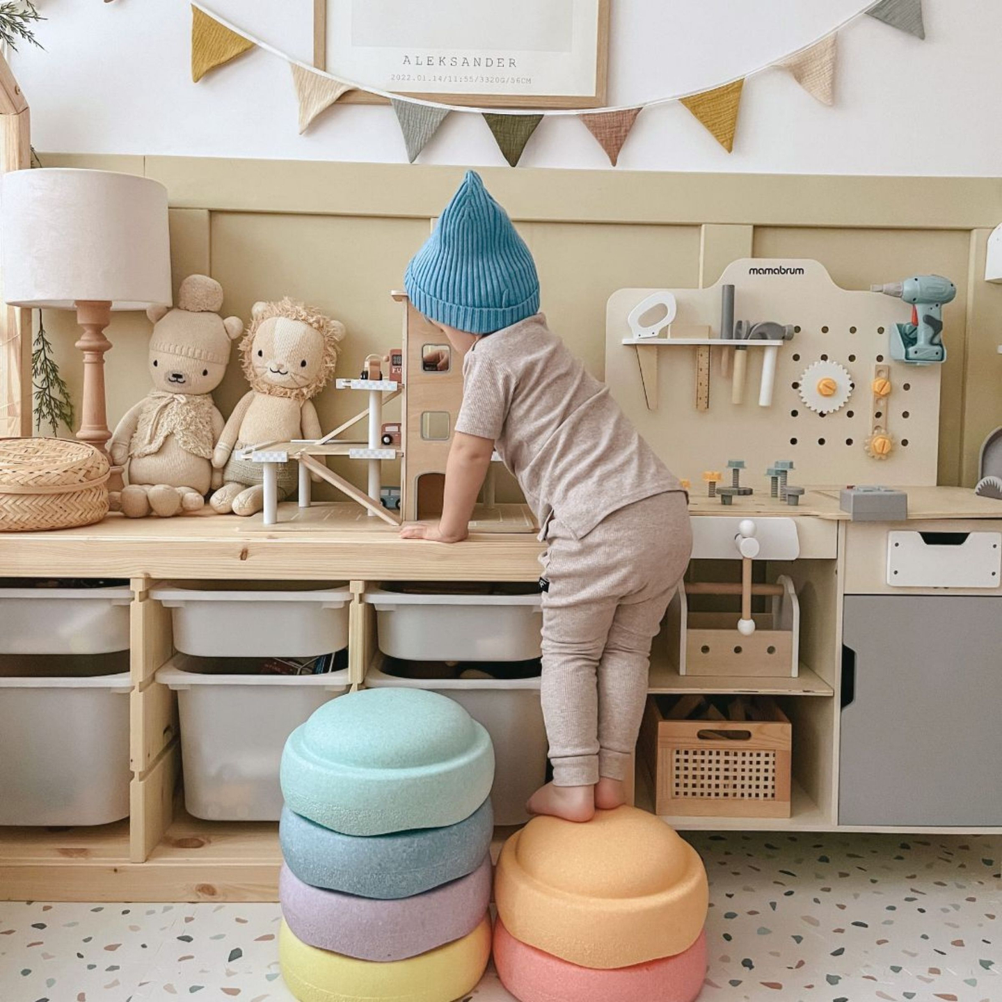 Träparkering i tre våningar med hiss - garage för bilar och helikopter