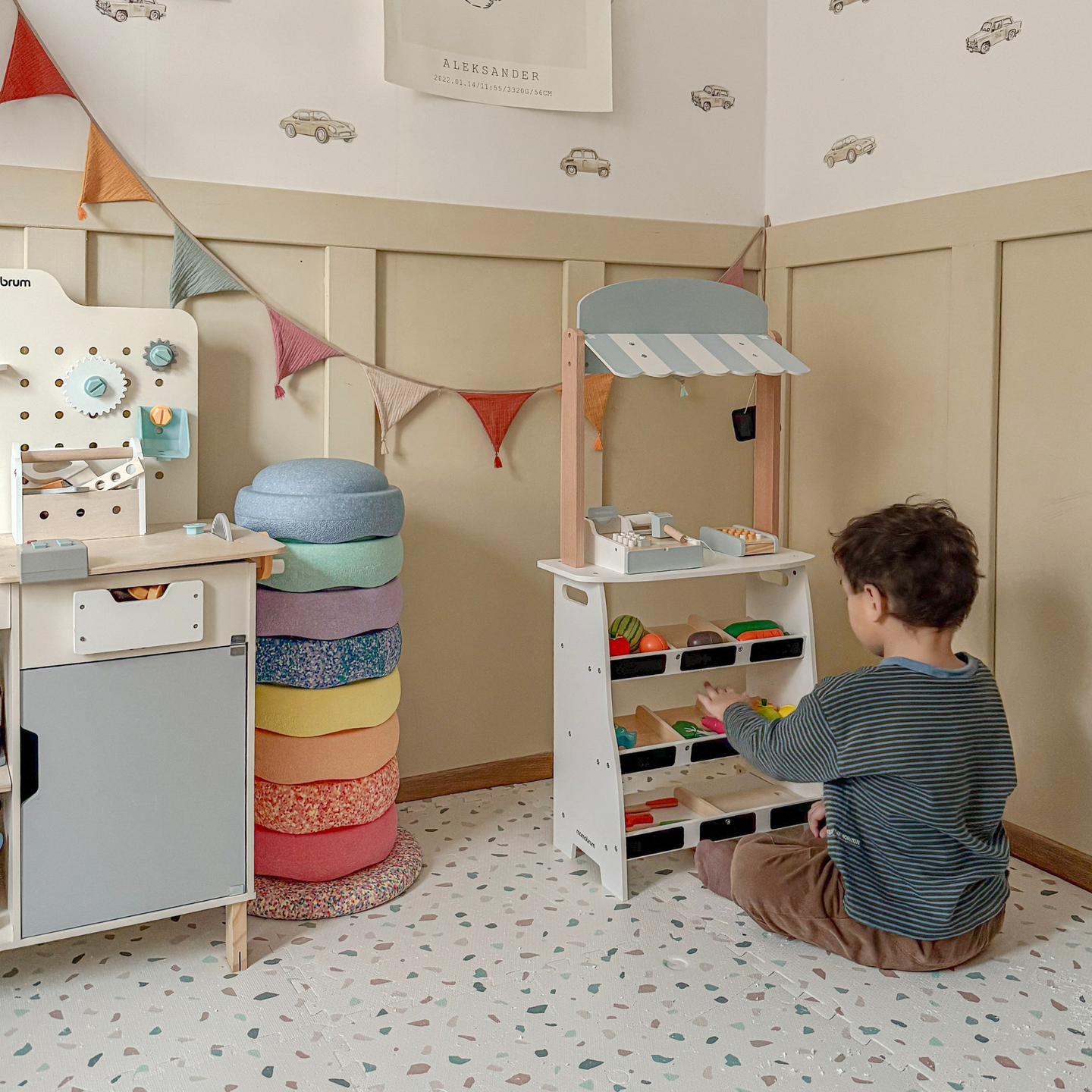 Grönsaksaffär - träbod med lådor, kassaapparat och terminal