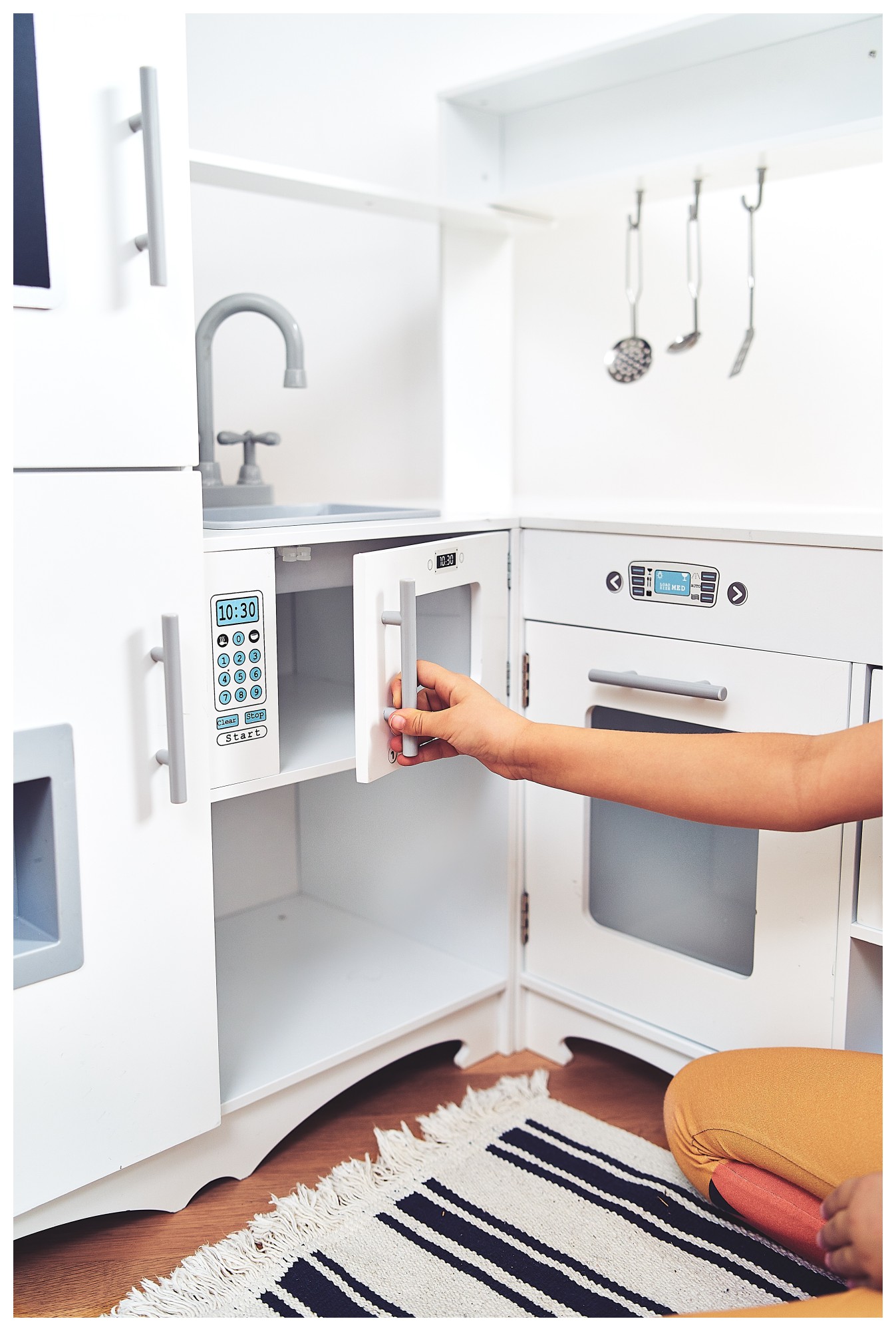 XXXL-kök i trä med kylskåp, ugn, tvättmaskin, förkläde och tillbehör