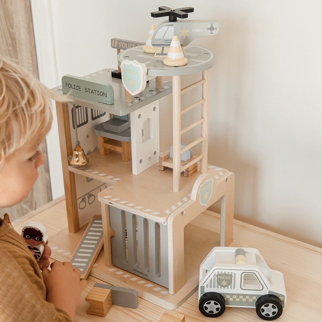 Polisstation i trä med tillbehör