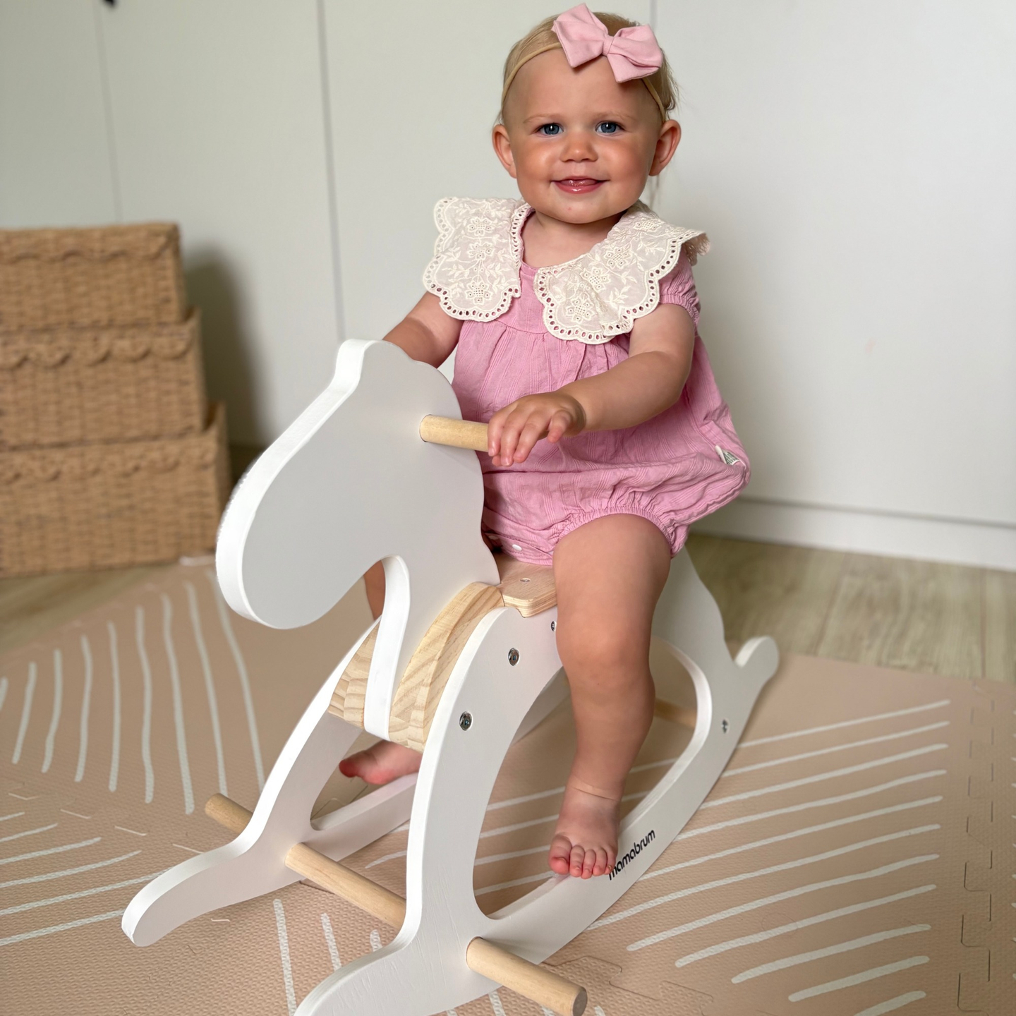 Gunghäst i trä - vit - från 12 månader.