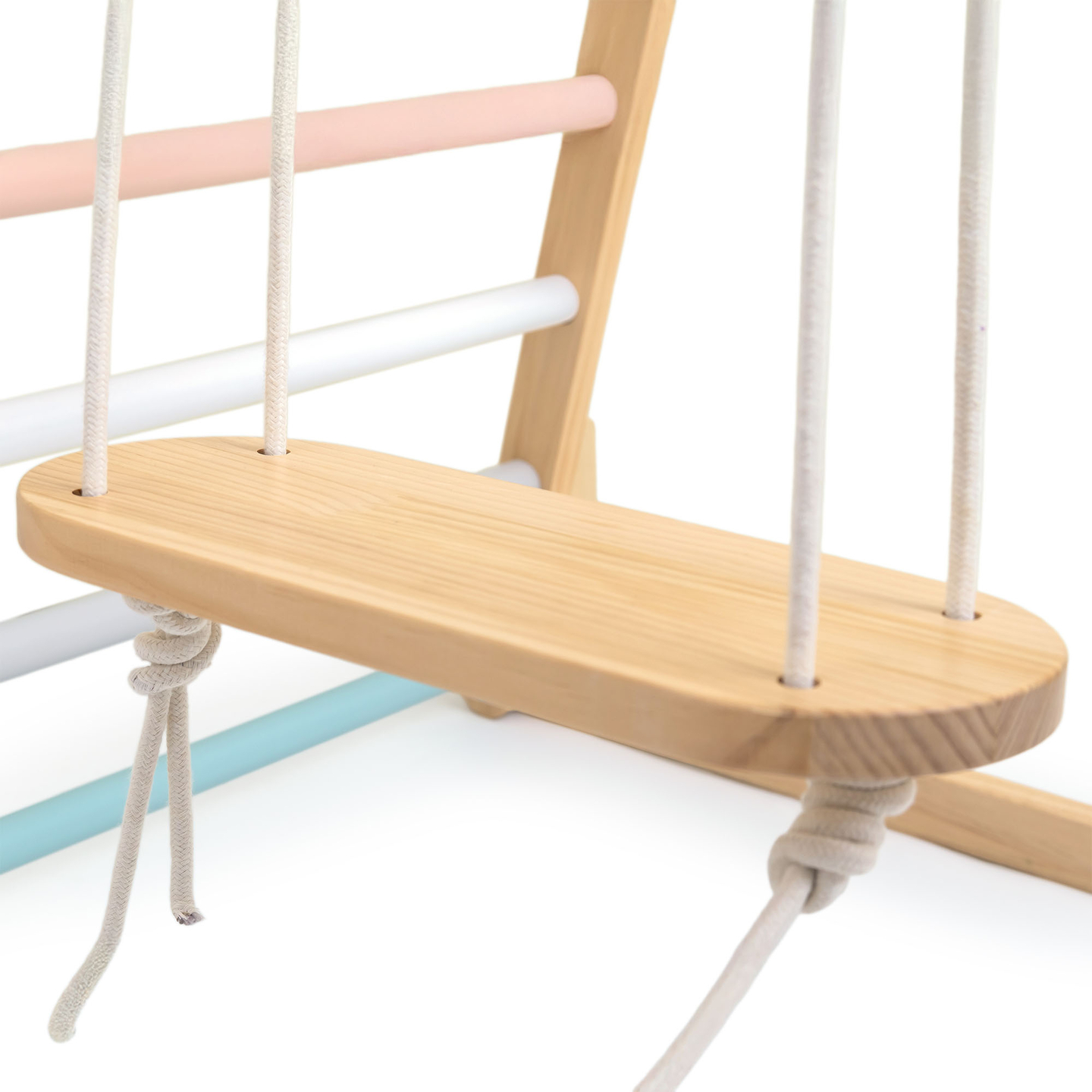 Trälekplats inomhus med gunga, gymnastikringar och klätternät