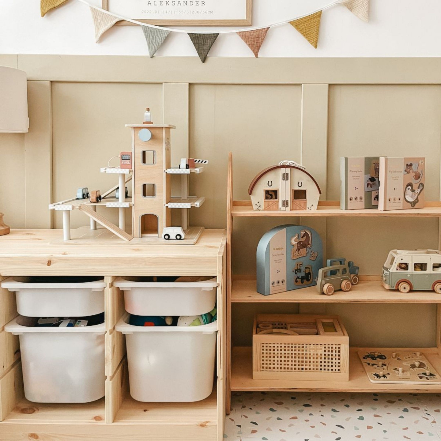 Träparkering i tre våningar med hiss - garage för bilar och helikopter