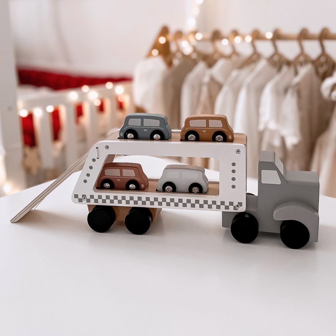 Lastbil med 4 bilar i trä