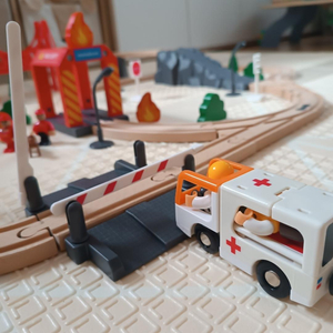 Trätåg, batteridrivet tåg - Brandkår, spår, bilar, broar, bom