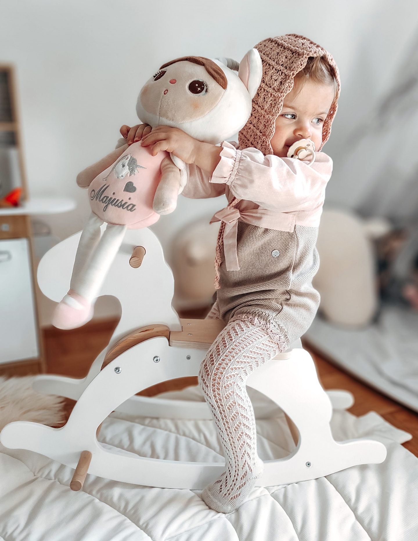 Gunghäst i trä - vit - från 12 månader.