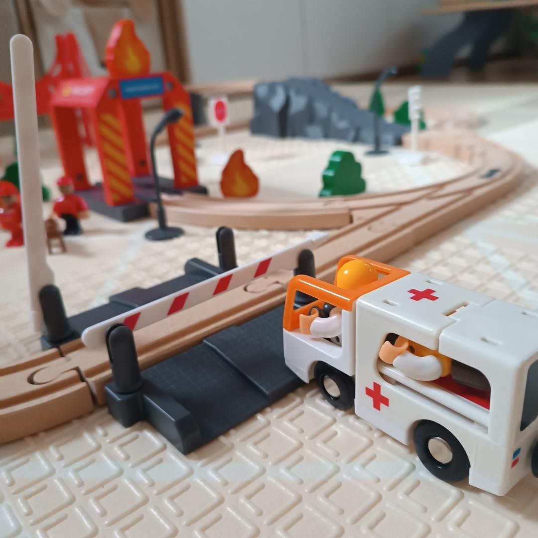 Trätåg, batteridrivet tåg - Brandkår, spår, bilar, broar, bom