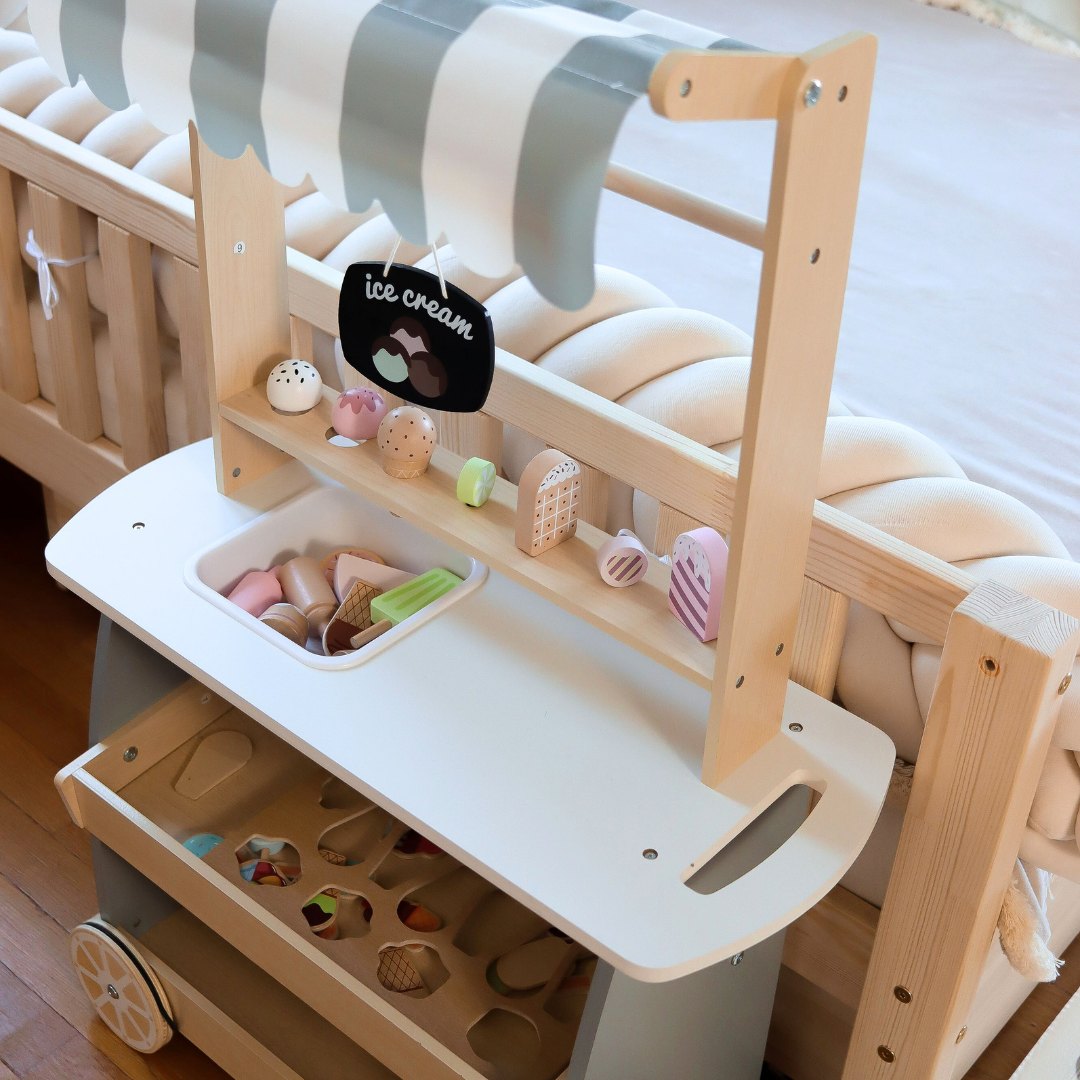 Glassbar i trä på hjul - glassvagn