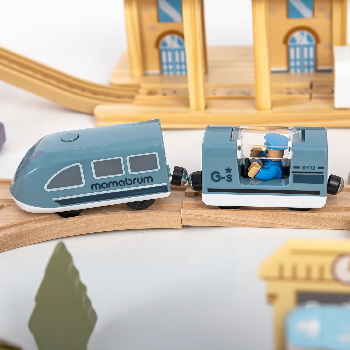 Träjärnväg med elektriskt tåg - rörlig kran, skepp, broar