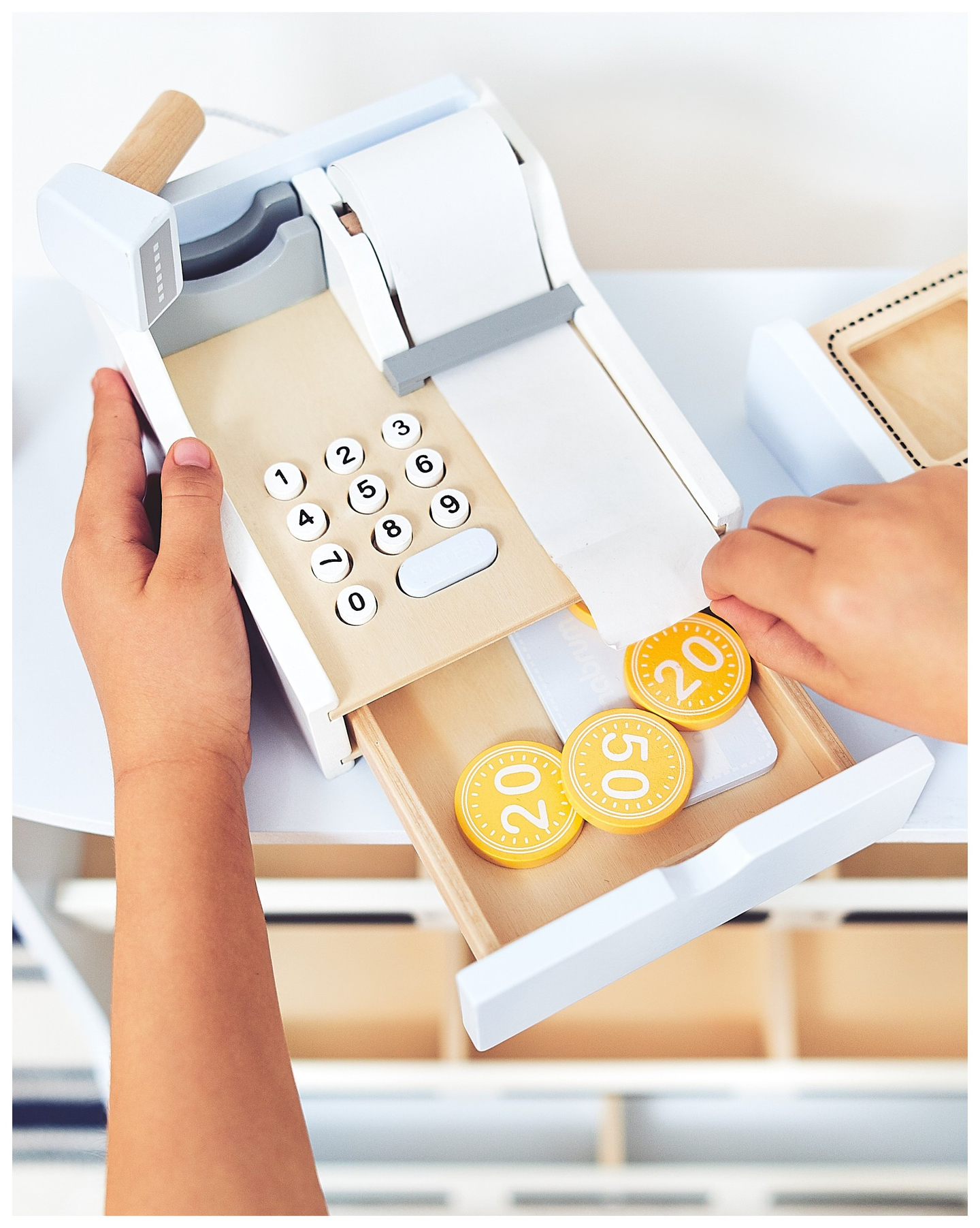 Grönsaksaffär - träbod med lådor, kassaapparat och terminal