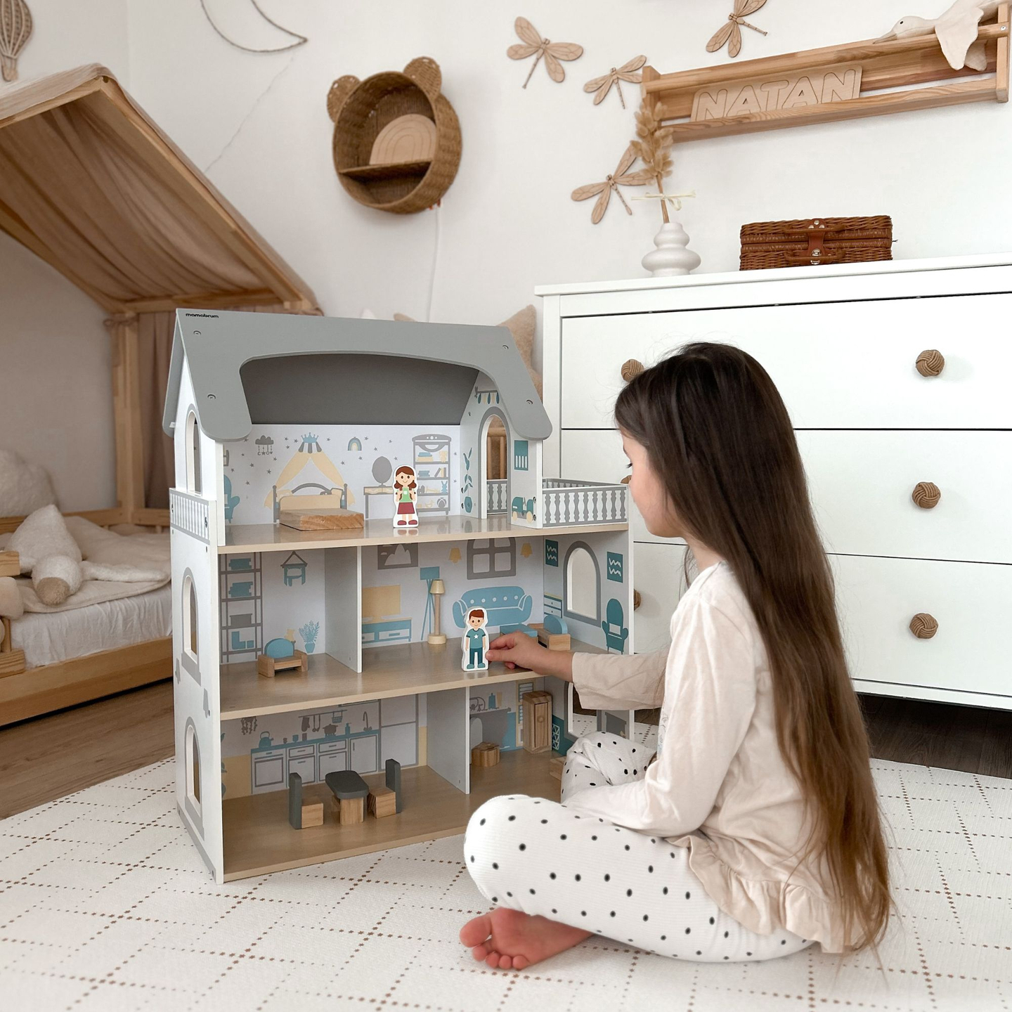 Dockhus i vitt trä med terrass och tillbehör