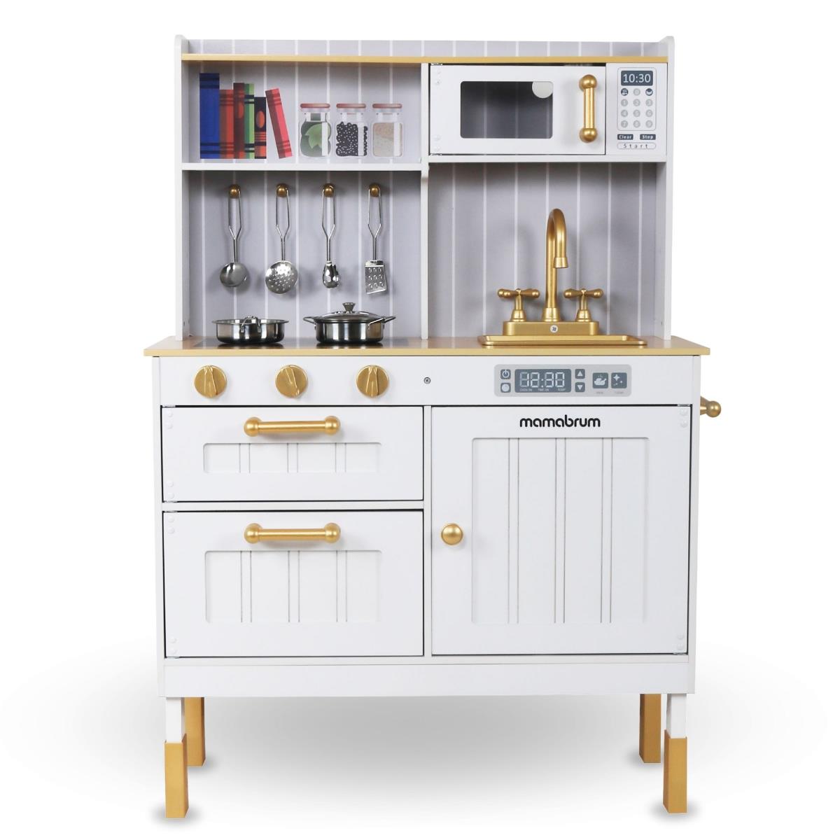 Vitt kök i trä med tillbehör och förkläde