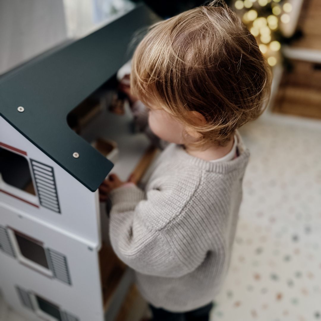 Vitt dockhus i trä med tillbehör 18 st.
