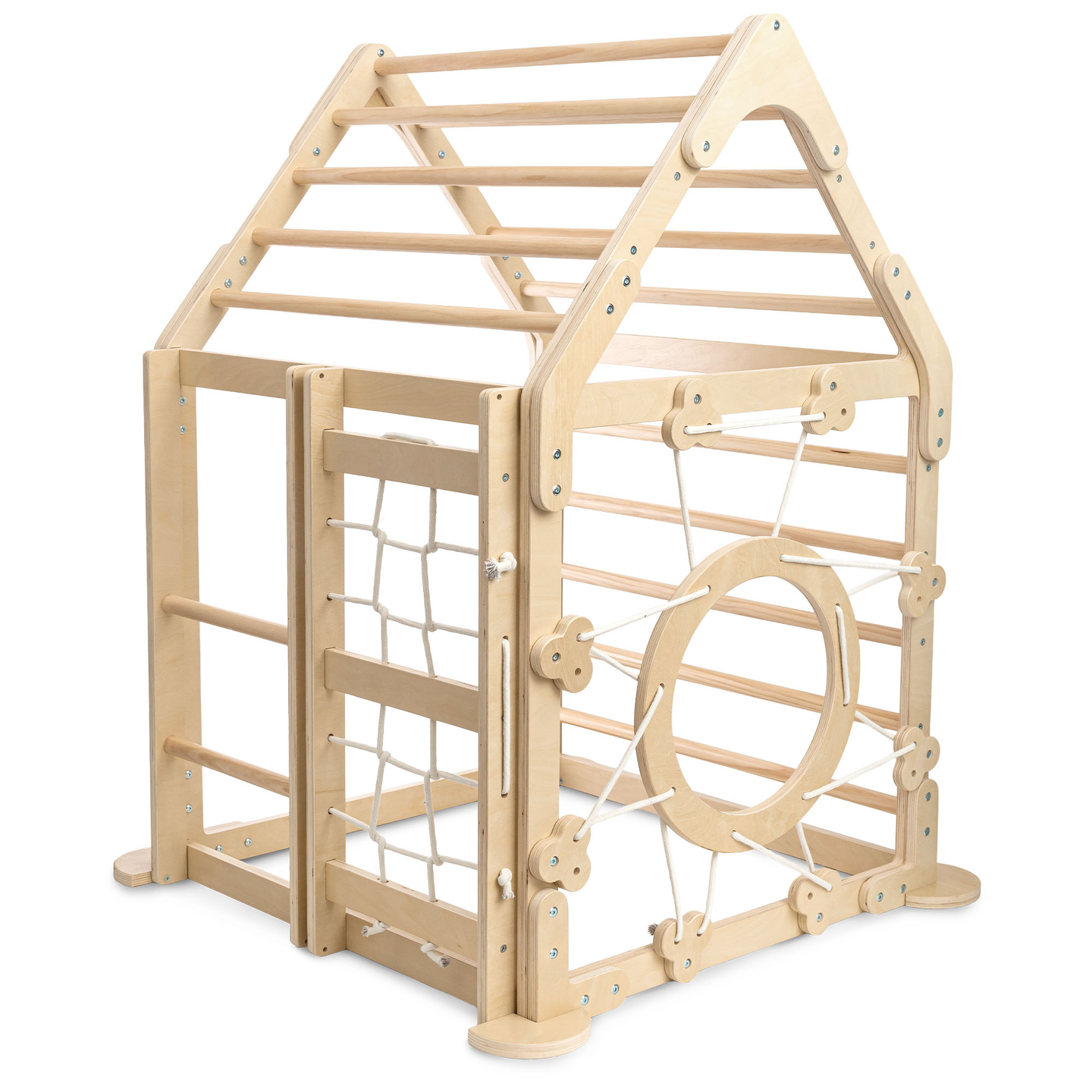 Trälekplats inomhus för barn - ett hus med stegar och en rutschkana