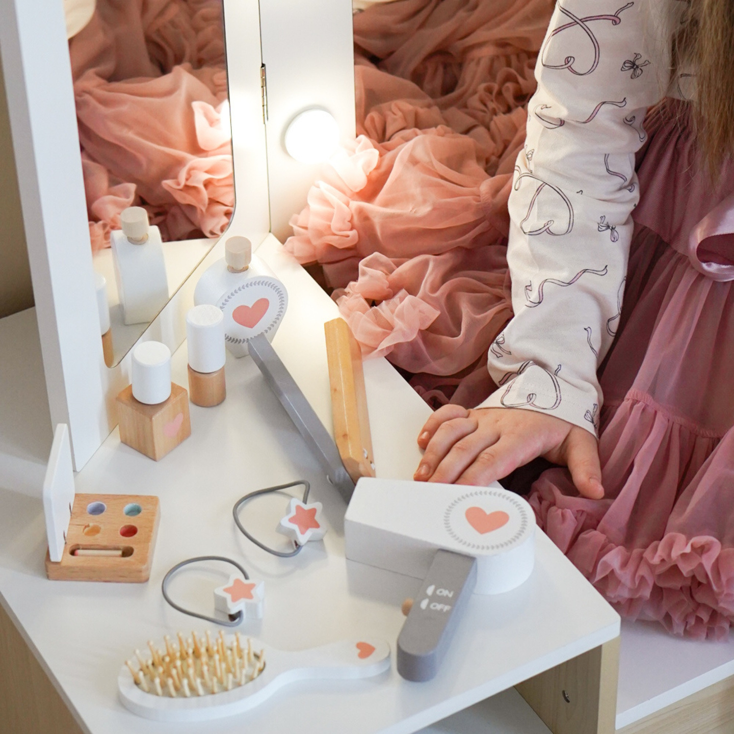 Barnskötbord i trä med stol, tillbehör och LED-belysning