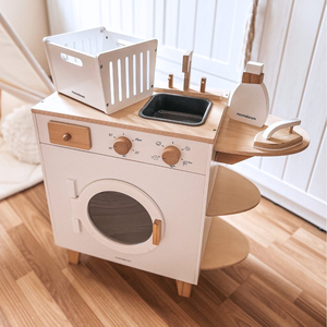 Tvättmaskin i trä med strykjärn, korg och tvättvätska