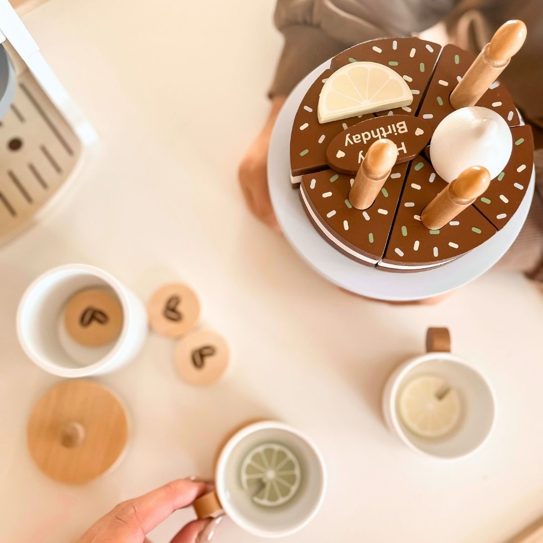 Födelsedagstårta i trä att skära upp