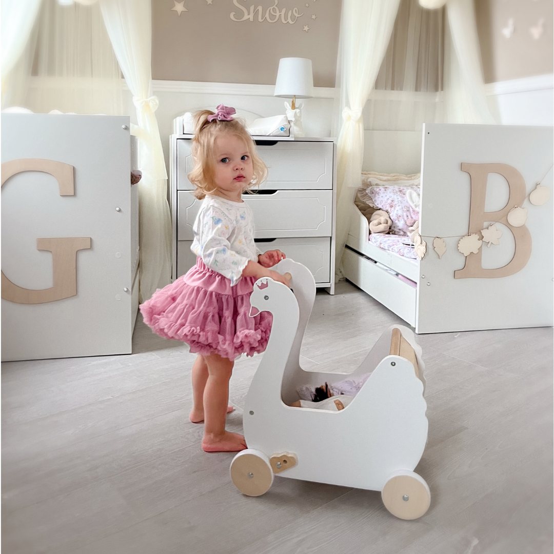 Barnvagn i trä för dockor - Svan