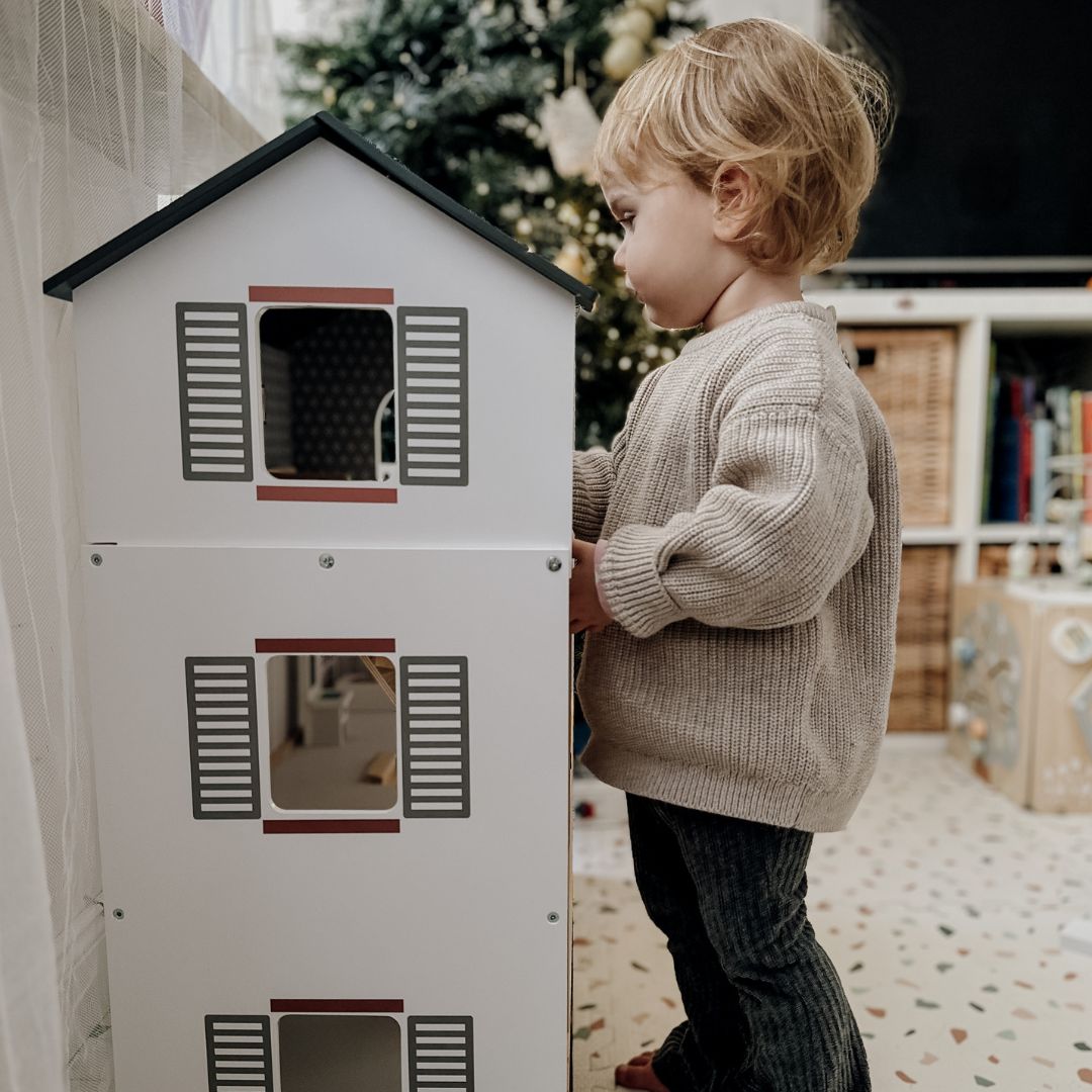 Vitt dockhus i trä med tillbehör 18 st.