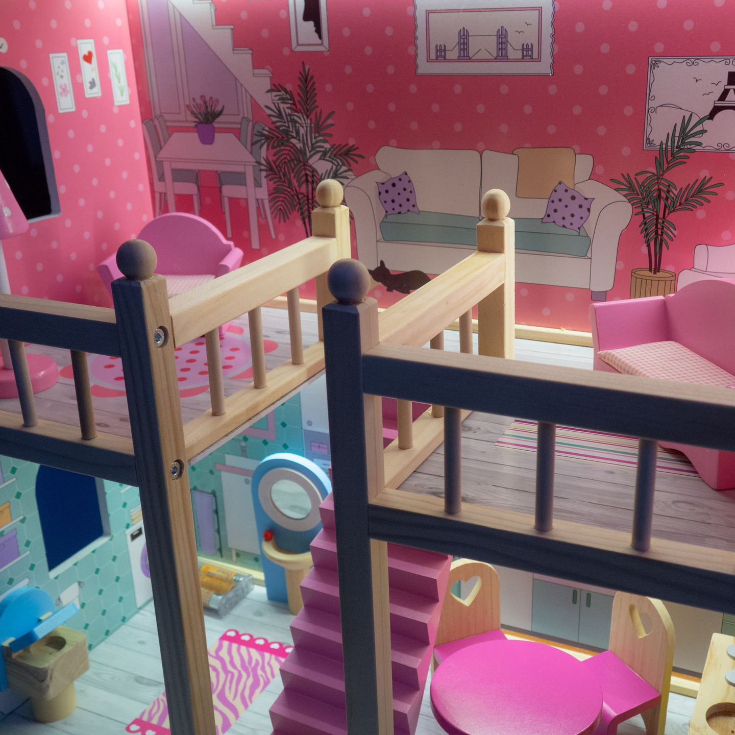 Stort dockhus i trä med 3 våningar, terrass, möbler och LED-belysning!