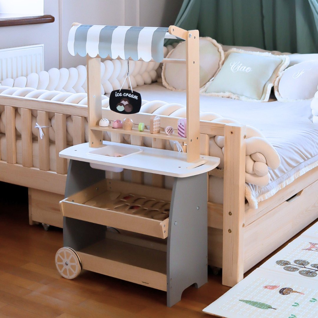 Glassbar i trä på hjul - glassvagn