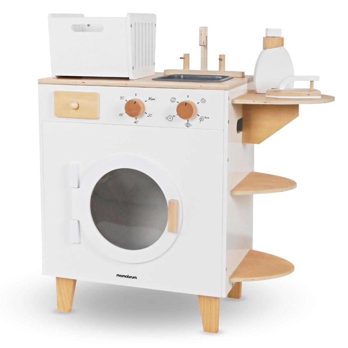 Tvättmaskin i trä med strykjärn, korg och tvättvätska