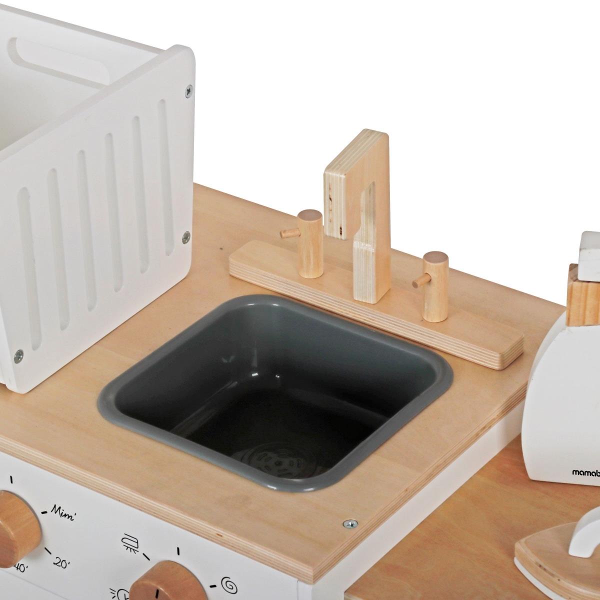 Tvättmaskin i trä med strykjärn, korg och tvättvätska