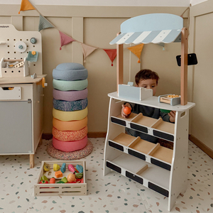 Grönsaksaffär - träbod med lådor, kassaapparat och terminal 