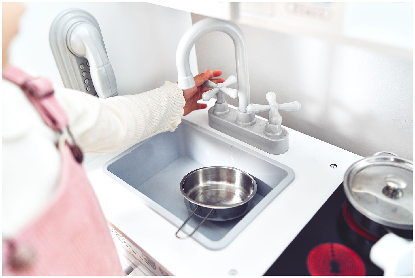 Stora vita kökstillbehör och förkläde i trä