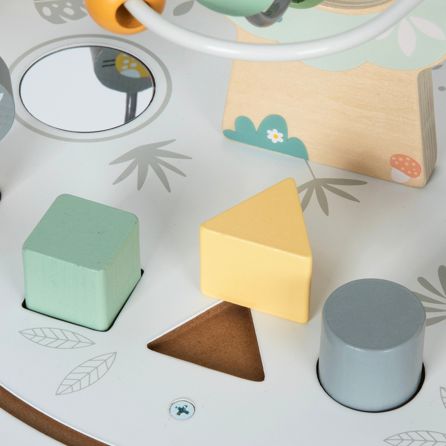 Trä runt utbildningsbord med ett magnettåg och en pärlkastare