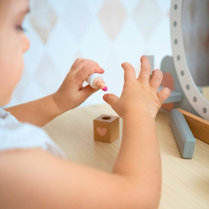 Sminkbord i trä med pall och tillbehör