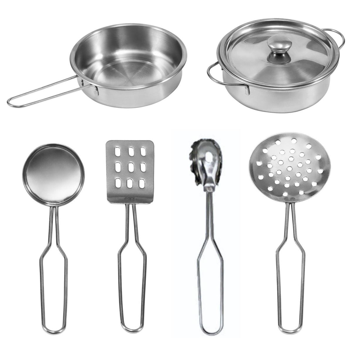 Vitt kök i trä med tillbehör och förkläde