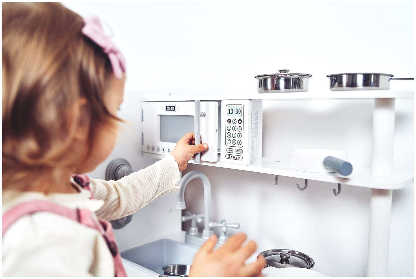 Stora vita kökstillbehör och förkläde i trä