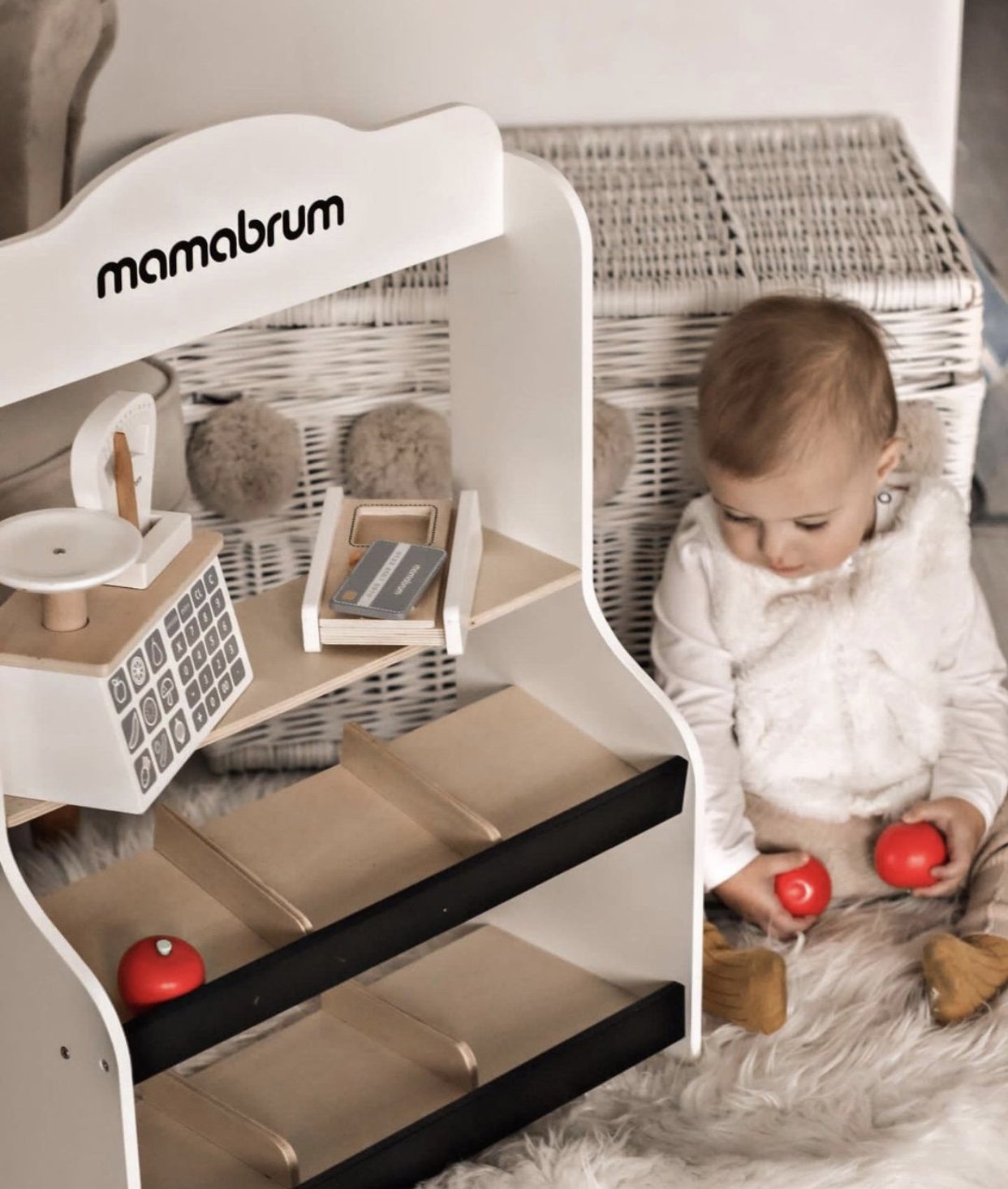 Mini market - butik med vågar, terminal, betalkort och frukt