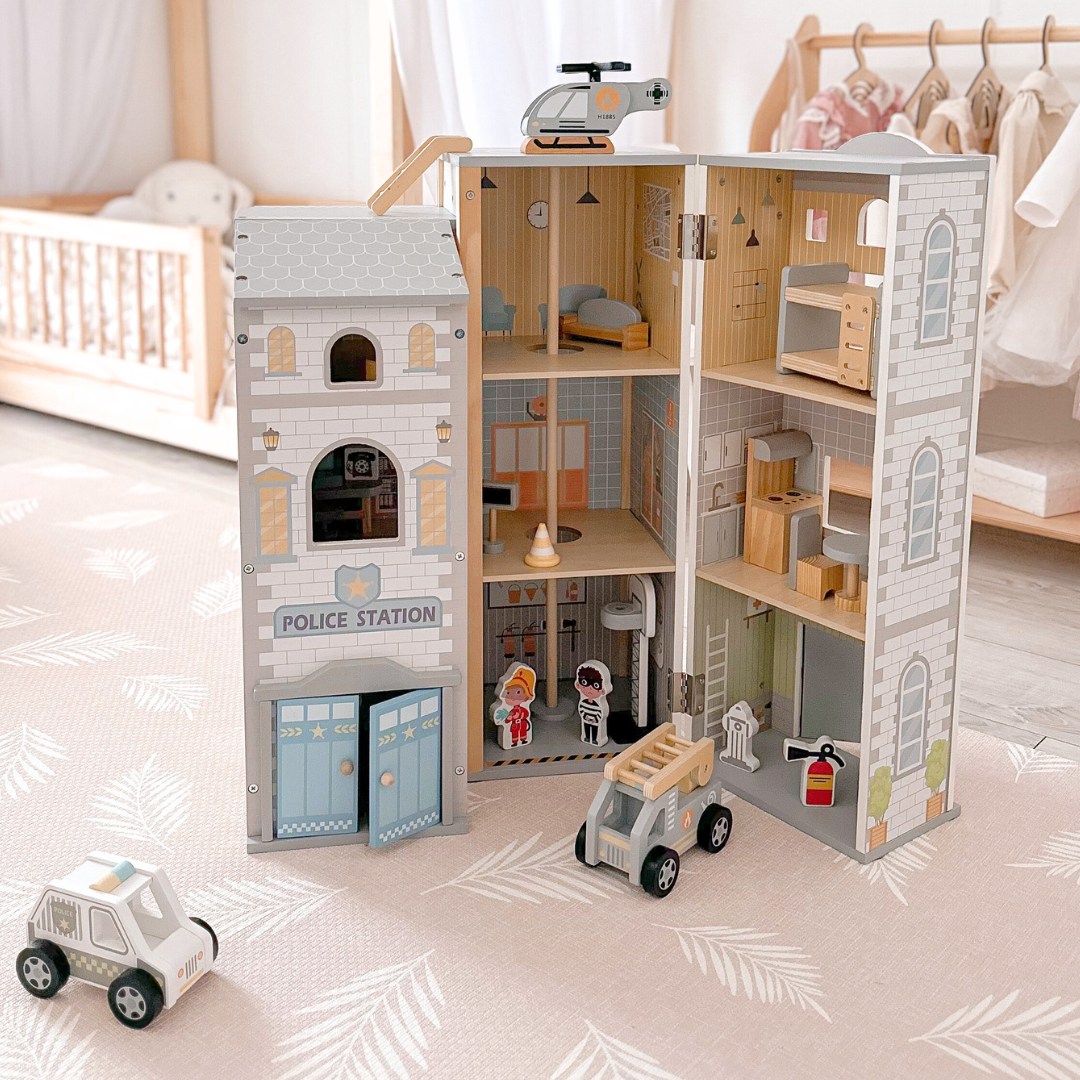 Stor hopfällbar brandstation med polisstation - set i trä. Brandstation och polisstation med tillbehör.