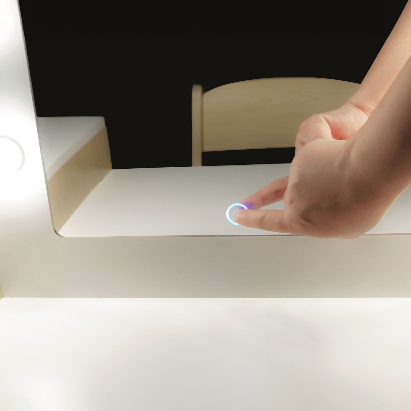 Barnskötbord i trä med stol, tillbehör och LED-belysning