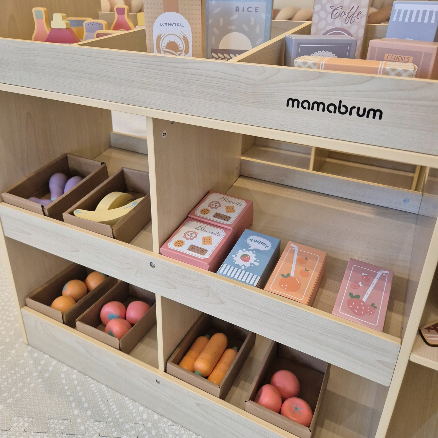 Stor barnbutik i trä med svart tavla - 91 delar för shoppingglädje!