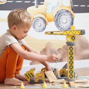 Byggarbetsplats i trä med stora mobilkranar och fordon, tornkran